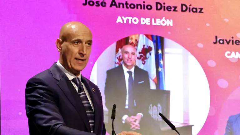 El alcalde de León, José Antonio Diez, participa en la inauguración oficial de la cuarta edición del Congreso de E-Commerce, organizado por la Asociación Leonesa de Comercio Electrónico y la Cámara de Comercio de León