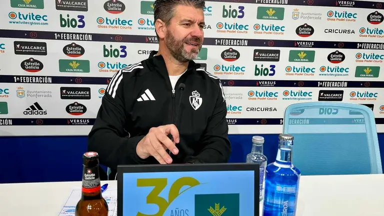 Fernando Estévez, durante su rueda de prensa, cierra su ciclo en la Ponferradina.