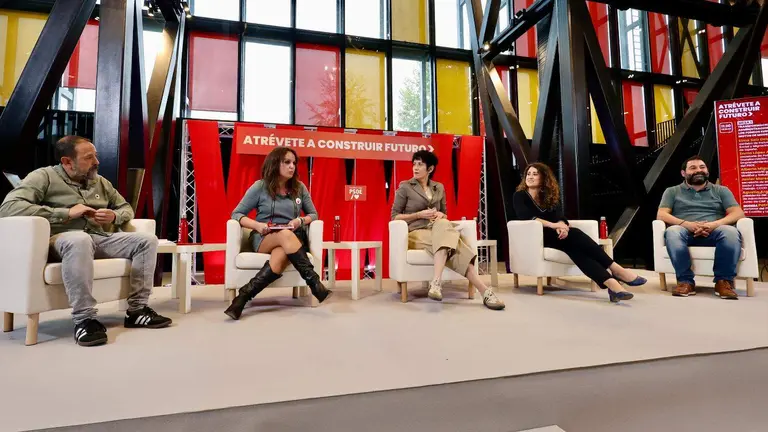 Mesa Transformación social y administración pública: los fondos europeos como motor de modernización’ con la presencia de la ministra de Inclusión, Seguridad Social y Migraciones, Elena Saiz Delgado, moderada por la portavoz en las Cortes de Castilla y León, Patricia Gómez. Foto: Campillo