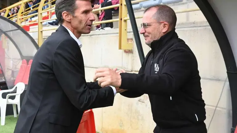 Ziganda saluda al entrenador del Ceuta en el inicio del partido.