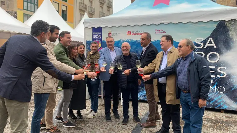 El vicepresidente de la Diputación leonesa y responsable del área de Productos de León, Roberto Aller, y la vicealcaldesa de Gijón, Ángela Pumariega, fueron los encargados de inaugurar hoy la II Feria de los Productos de León en Gijón, que cuenta con 23 expositores. Foto: Diputación León