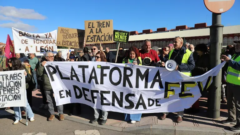 La plataforma en defensa de Feve durante una de sus acciones de protesta. Foto: Isaac Llamazares