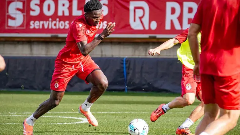 Diallo, durante un entrenamiento con la Cultural y Deportiva Leonesa.