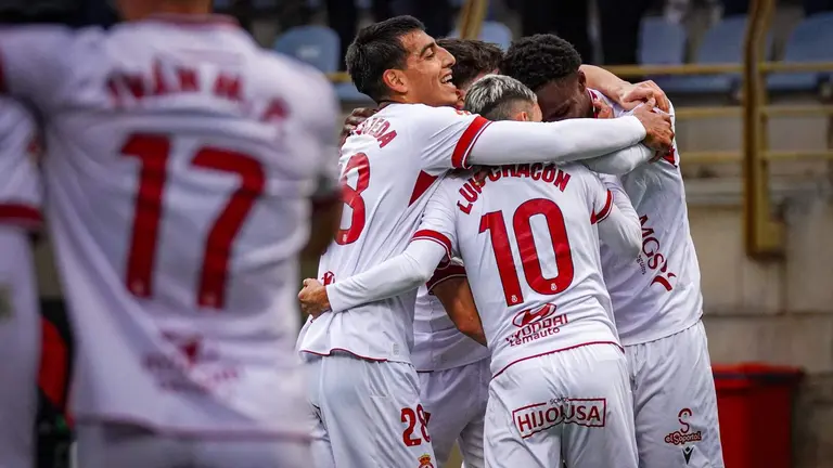 Los jugadores de la Cultural celebran el gol de Chac&oacute;n.