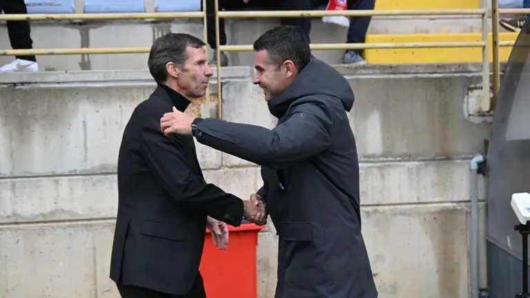 Ziganda, momentos antes de dar inicio el encuentro, saluda a Fran Justo.