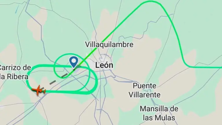 El vuelo tuvo que dar ocho vueltas antes de poder aterrizar según la imagen del radar.