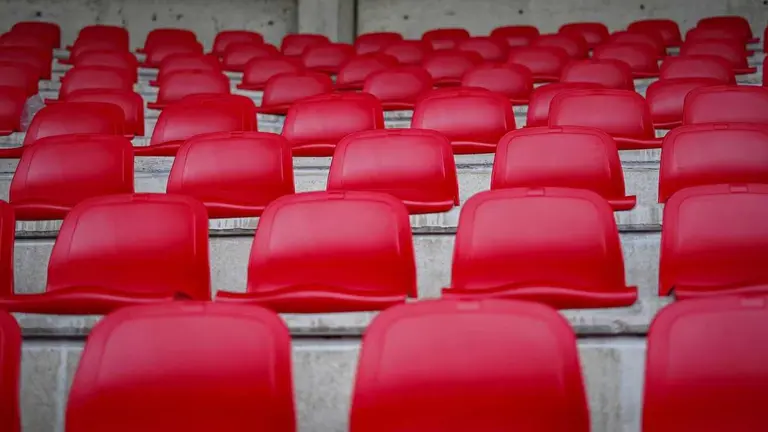 Los primeros asientos del Reino de León reconvertidos al rojo. Fotos: CyDLeonesa