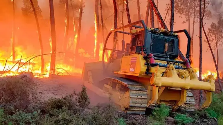 Imagen de un bulldozer trabajando en un incendio forestal.