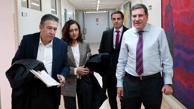 El consejero de Economía y Hacienda y portavoz de la Junta, Carlos Fernández Carriedo, se reúne con Luis Mariano Santos de UPL