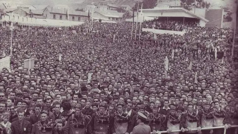 Mineros de Ciñera esperando a Francisco Franco en 1962.