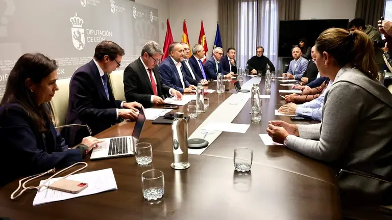 La Diputación de León acoge una reunión del secretario de Estado de Transportes y Movilidad Sostenible, José Antonio Santano, con los alcaldes por cuyos municipios transcurre la línea de Feve, y a la que acuden también el presidente provincial, Gerardo Álvarez Courel, y el vicepresidente, Roberto Aller, como anfitriones