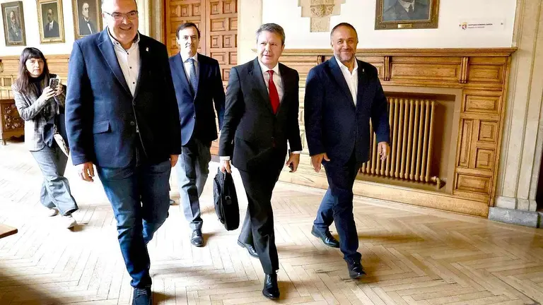 La Diputaci&oacute;n de Le&oacute;n acoge una reuni&oacute;n del secretario de Estado de Transportes y Movilidad Sostenible, Jos&eacute; Antonio Santano, con los alcaldes por cuyos municipios transcurre la l&iacute;nea de Feve, y a la que acuden tambi&eacute;n el presidente provincial, Gerardo &Aacute;lvarez Courel, y el vicepresidente, Roberto Aller, como anfitriones