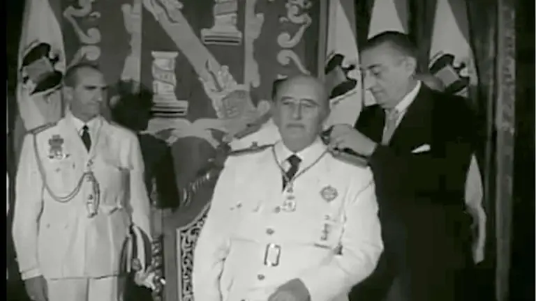 El dictador Francisco Franco, en el momento de recibir la medalla de León.