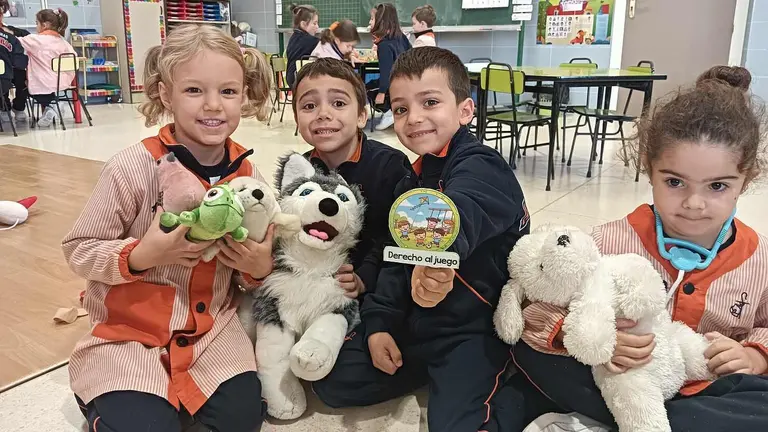 El Colegio Divina Pastora celebra el Día de la Infancia con talleres y una 'patioteca'. El centro leonés refuerza su labor educativa en derechos infantiles con actividades en todas las etapas y un nuevo espacio de convivencia en el patio.