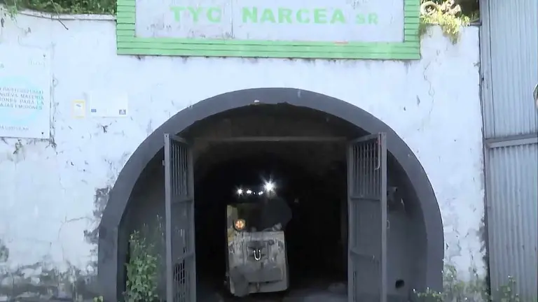 Varios operarios en el momento de acceder al interior de la explotación.