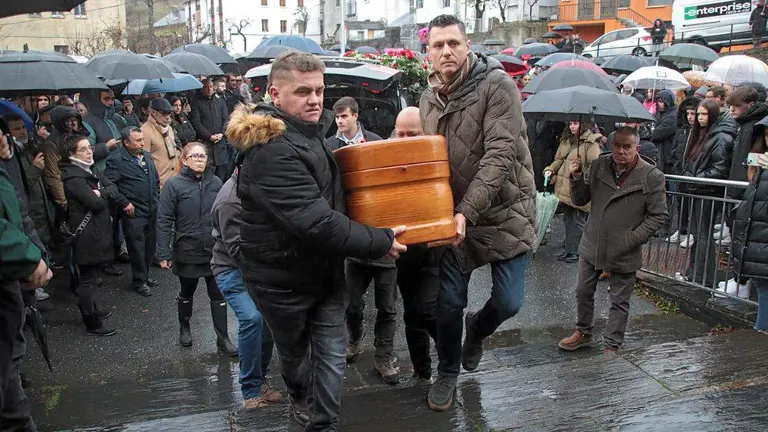 El presidente de la Junta, Alfonso Fernández Mañueco asiste al funeral por el minero fallecido acompañado por el presidente del Principado, Adrián Bardón y el consejero de Fomento, Juan Carlos Suárez Quiñones. Fotos: Peio García