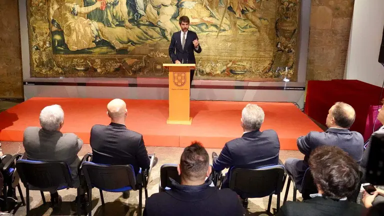 El ministro de Cultura, Ernest Urtasun y el alcalde de Le&oacute;n, Jos&eacute; Antonio Diez, presentan las obras del Teatro Emperador. Les acompa&ntilde;an el consejero de Cultura, Turismo y Deporte, Gonzalo Santonja y el presidente de la Diputaci&oacute;n de Le&oacute;n, Gerardo &Aacute;lvarez Courel, y el delegado del Gobierno, Nicanor Sen, entre otras autoridades. Foto: Campillo