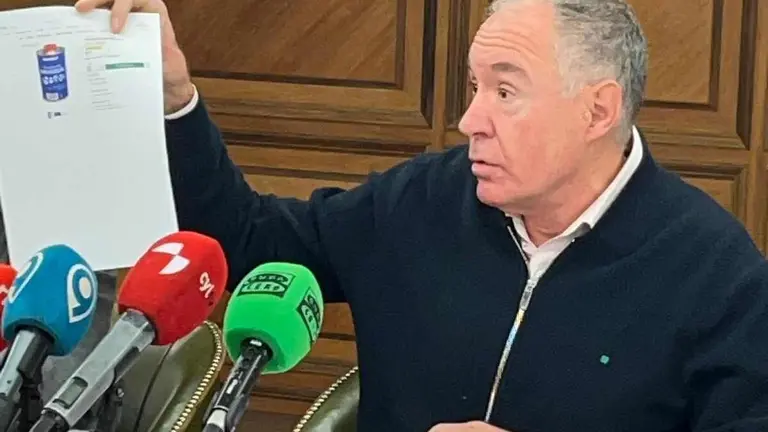 Eduardo L&oacute;pez Sendino muestra una de las compras bajo sospecha.