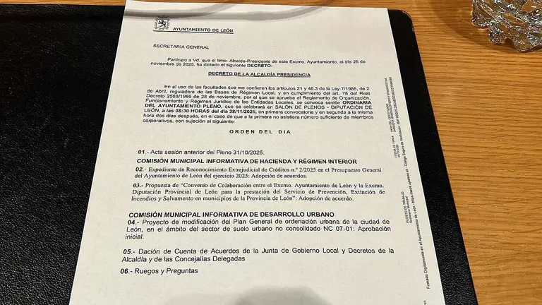 Imagen de los puntos del orden del día en el pleno, en la mesa de uno de los concejales.