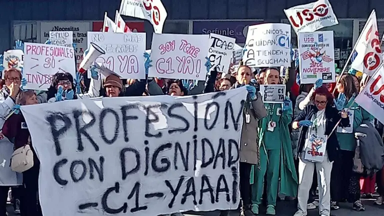 El personal Técnico en Cuidados Auxiliares de Enfermería (TCAE) de la provincia volvió a alzar la voz este jueves con movilizaciones simultáneas en el Hospital de León y en el Hospital El Bierzo.