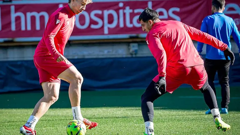 Rodri, frente a Thiago Ojeda, en un entrenamiento en Reino de Le&oacute;n.