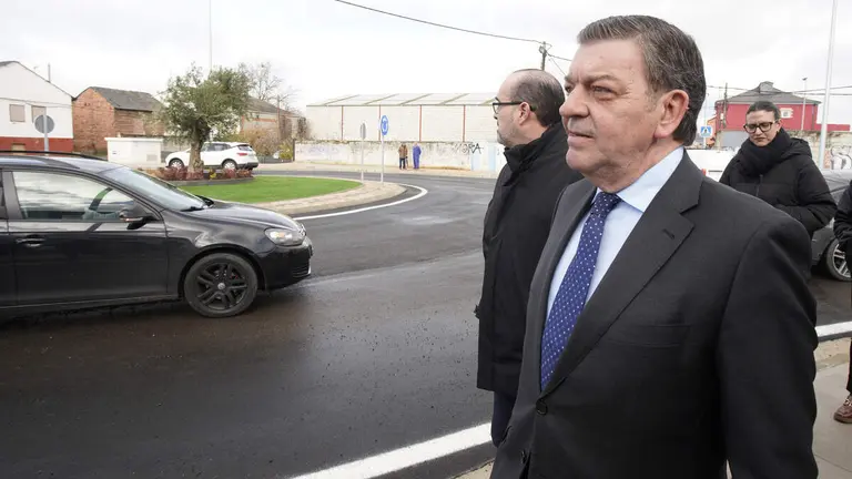 El consejero de la Presidencia, Luis Miguel González Gago, asiste al acto de inauguración del nuevo acceso a la pedanía Ponferradina de Toral de Merayo (León)