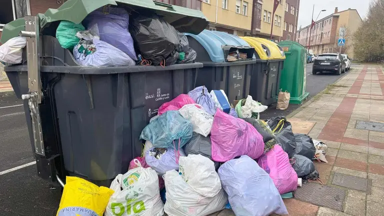 Imagen de los contenedores de basura, este viernes, en San Andr&eacute;s del Rabanedo.