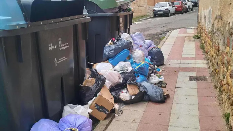 Imagen del estado de los contenedores de basura de San Andrés facilitadas por Centristas.