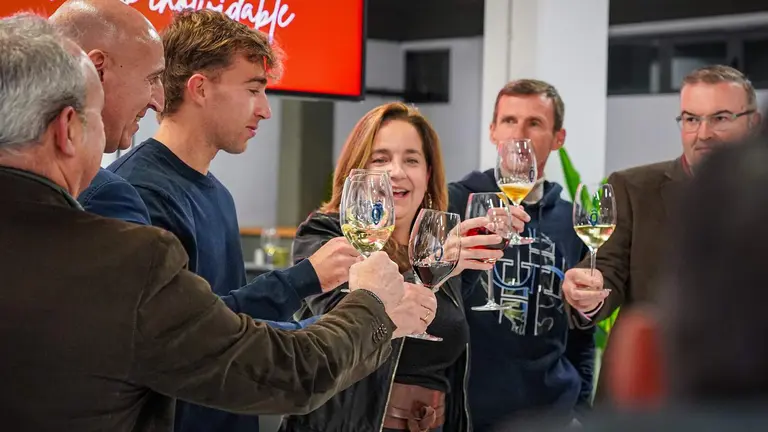 El estadio Reino de Le&oacute;n se convirti&oacute; este martes en el escenario de un encuentro festivo en el que la Cultural y Deportiva Leonesa reuni&oacute; a representantes institucionales, patrocinadores, medios de comunicaci&oacute;n y representaci&oacute;n de aficionados para brindar por un curso que la entidad calific&oacute; como &ldquo;un a&ntilde;o inolvidable&rdquo;. Fotos: Cultural | Ayto Le&oacute;n | Diputaci&oacute;n
