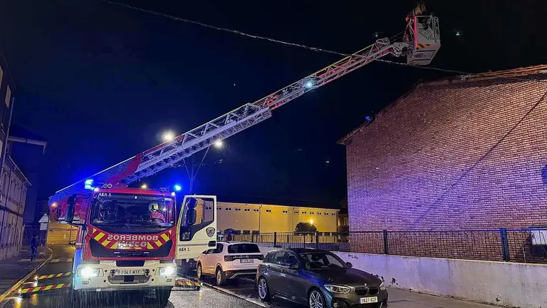 Junta, Ayuntamiento y Colegio acuerdan el traslado temporal del alumnado de Infantil del CEIP Trepalio a la Casa de Cultura de Trobajo del Camino por motivos de seguridad. La decisi&oacute;n se ha adoptado ante el riesgo detectado en el tejado del edificio de Infantil, donde se ha registrado un hundimiento en una de las esquinas. El alcance contin&uacute;a en fase de evaluaci&oacute;n t&eacute;cnica. En la imagen, bomberos de Le&oacute;n en el lugar del incidente. (Fotos: Ayto San Andr&eacute;s)