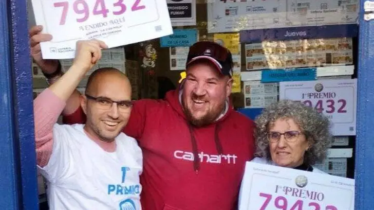 La Administraci&oacute;n de Loter&iacute;a n&uacute;mero dos del municipio de La Pola de Gord&oacute;n (Le&oacute;n) reparte d&eacute;cimos de El Gordo de Navidad. Foto: ICAL