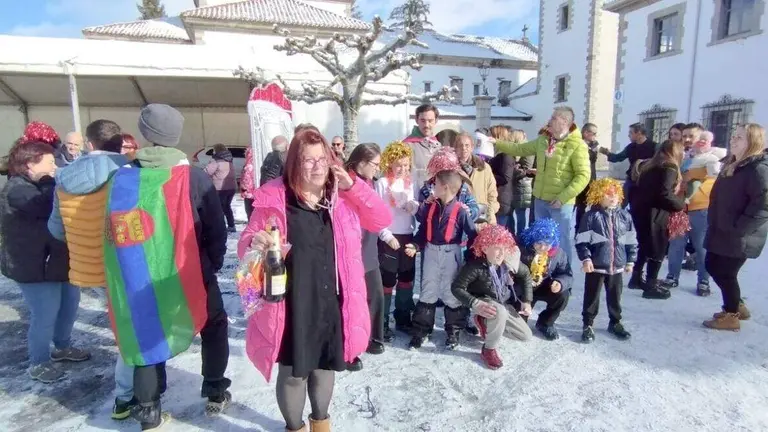Miembros de la  Comisi&oacute;n de Festejos de Villaman&iacute;n celebran el premio de la Loter&iacute;a