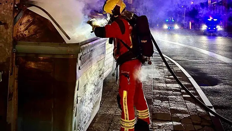 Bomberos Le&oacute;n sofoca un incendio en un contenedor durante una intervenci&oacute;n.