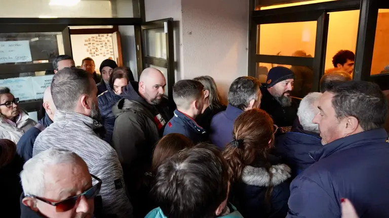 Reuni&oacute;n entre la Comisi&oacute;n de Fiestas de Villaman&iacute;n y los vecinos premiados con el gordo de la Loter&iacute;a de Navidad.