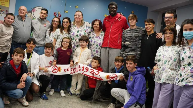 La delegaci&oacute;n dela Cultural y Deportiva Leonesa junto a los ni&ntilde;os y ni&ntilde;as de la planta de pediatria del Hospital de Le&oacute;n. Foto: CyDL