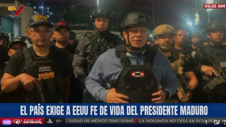 Diosdado Cabello, segundo de Maduro, durante su intervenci&oacute;n ante las tropas leales.