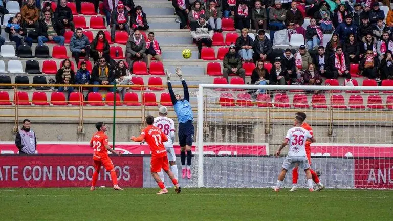 Aficionados de la Cultural presencian el partido en uno de los fondos del Reino de Le&oacute;n.
