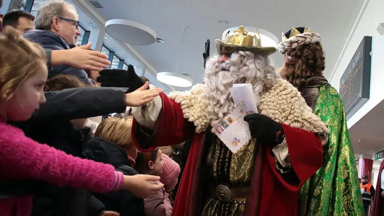 SS.MM. los Reyes Magos son recibidos por el alcalde, Jos&eacute; Antonio D&iacute;ez a su llegada a la estaci&oacute;n de Le&oacute;n