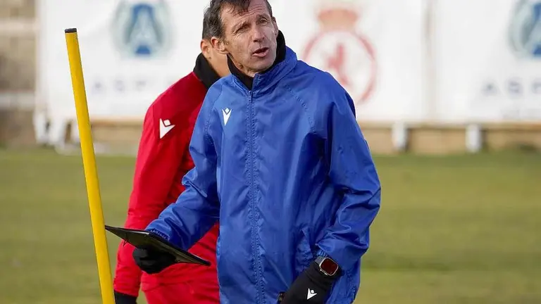 Cuco Ziganda, durante el entrenamiento en el &Aacute;rea Deportiva de Puente Castro.