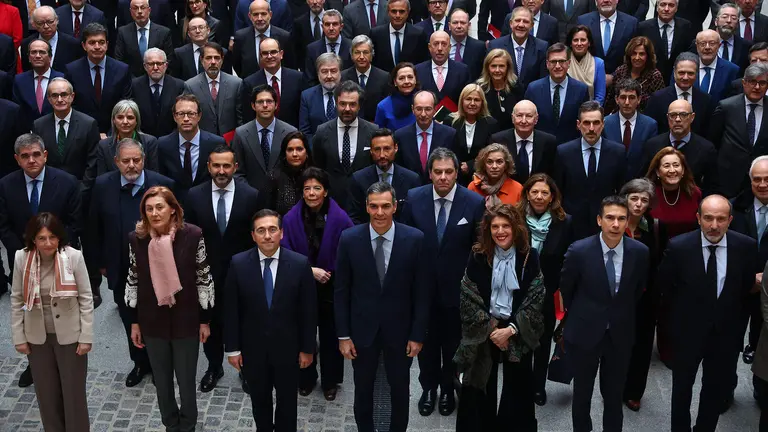 El presidente del Gobierno, Pedro S&aacute;nchez, y el ministro de Asuntos Exteriores, Uni&oacute;n Europea y Cooperaci&oacute;n, Jos&eacute; Manuel Albares, posan en la foto de familia del encuentro. Foto: Pool Moncloa - Fernando Calvo