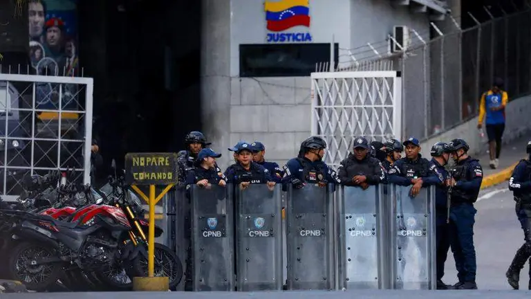 Efectivos del ej&eacute;rcito a las puertas de una de las prisiones.