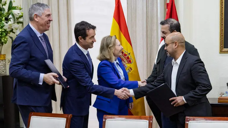 El Ministerio de Defensa ha acogido la firma del acuerdo definitivo entre Indra Group y EDGE Group para la creaci&oacute;n de una nueva empresa de fabricaci&oacute;n de defensa en Espa&ntilde;a, dedicada al desarrollo, producci&oacute;n y sostenimiento durante todo su ciclo de vida de municiones merodeadoras y sistemas inteligentes destinados a programas de defensa espa&ntilde;oles y europeos.
