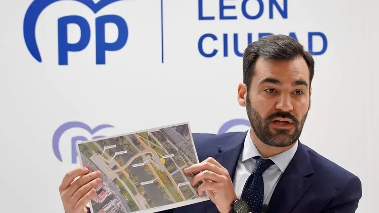 El portavoz del Grupo Municipal del Partido Popular del Ayuntamiento de Le&oacute;n, David Fern&aacute;ndez, ofrece una rueda de prensa sobre iniciativas urban&iacute;sticas del equipo de gobierno