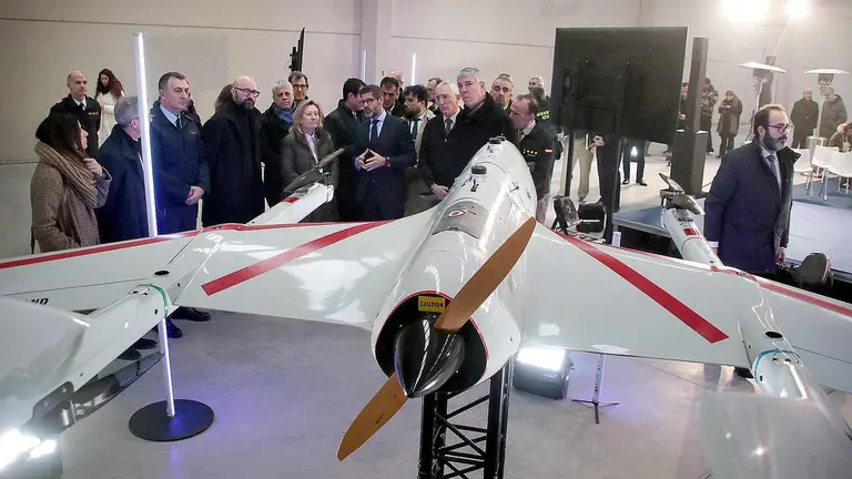 La secretaria de Estado de Defensa, Amparo Valcarce, visita las instalaciones de la futura f&aacute;brica de veh&iacute;culos a&eacute;reos no tripulados de Indra Group acompa&ntilde;ada por el presidente ejecutivo, &Aacute;ngel Escribano, y el consejero delegado, Jos&eacute; Vicente de los Mozos. Foto: Peio Garc&iacute;a