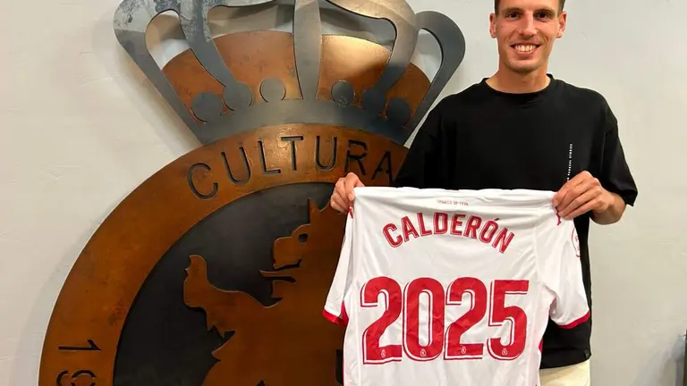 Calder&oacute;n, en la sede de la Cultural, en el momento de su incorporaci&oacute;n al club blanco.