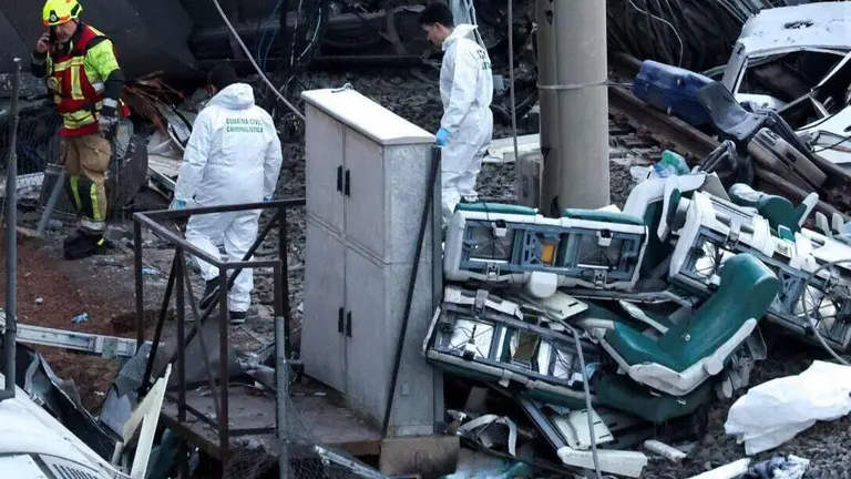 Restos de los trenes tras el accidente en el punto de impacto de ambas unidades.