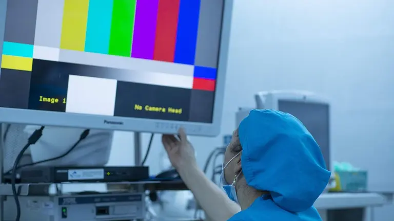 imagen de un quir&oacute;fano con un auxiliar trabajando en el mismo.