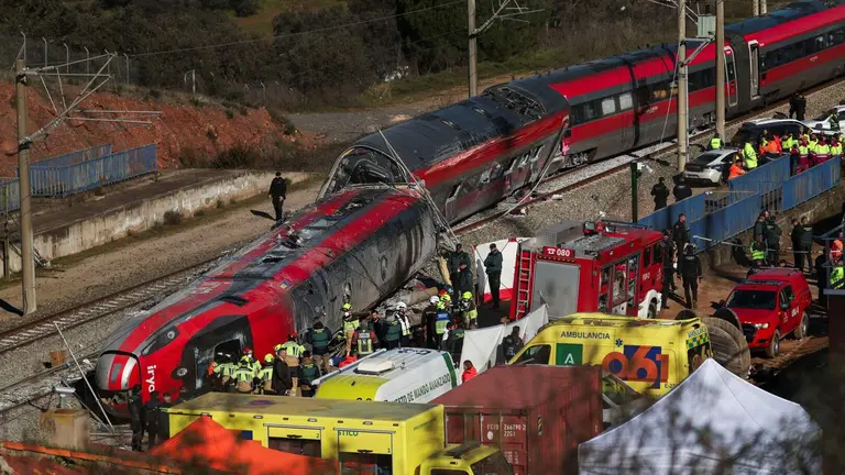 Imagen del tren Iryo tras salirse de la v&iacute;a en el accidente de este domingo.
