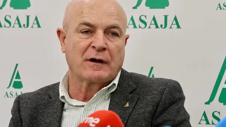 El presidente de Asaja Le&oacute;n, Arsenio Garc&iacute;a Vidal, y el secretario general, Jos&eacute; Antonio Turrado, presentan el informe anual de la organizaci&oacute;n sobre el sector agroganadero y las previsiones para 2026. Foto: Campillo