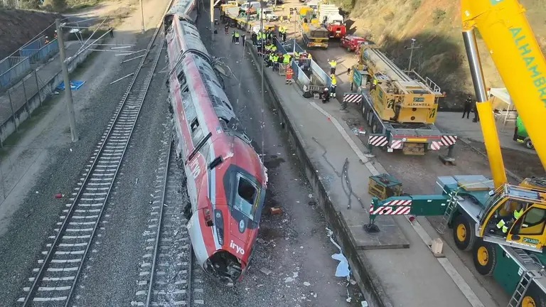 Trabajos de retirada del tren Iryo accidentado.